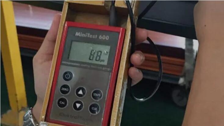 涂魔師非接觸測厚儀VS傳統(tǒng)接觸式干膜測厚儀