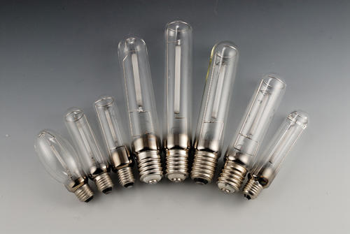 金屬鹵素?zé)? /><br /></p><p>氙燈由一個(gè)充滿氙氣的玻璃管組成，在兩個(gè)電極之間產(chǎn)生放電。</p><p style=