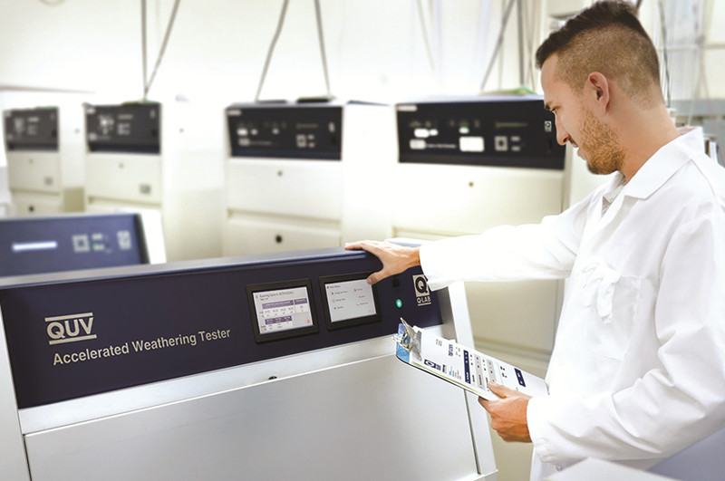 在實(shí)驗(yàn)室適用QUV紫外光加速老化試驗(yàn)機(jī)對塑料產(chǎn)品進(jìn)行老化測試