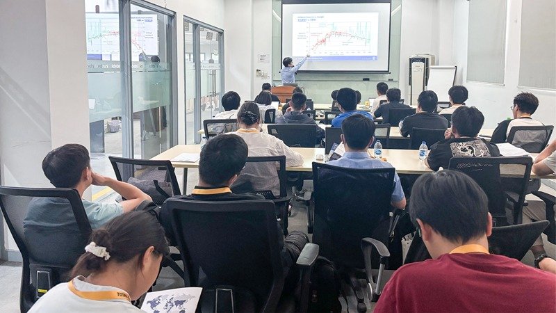 2025年汽車材料耐候老化與光照測試技術培訓現(xiàn)場照片